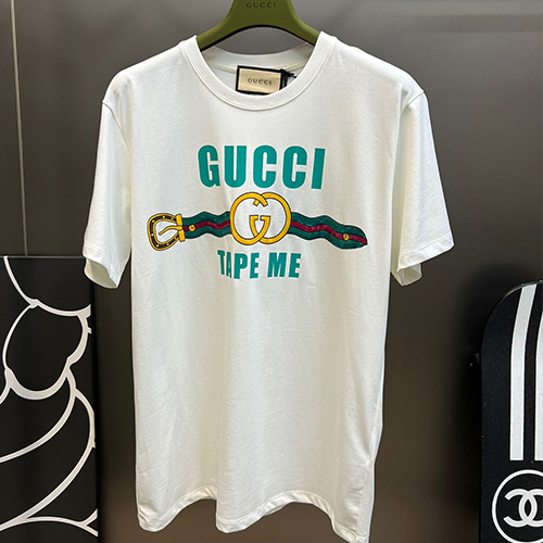 [홍콩명품.Gucci] 구찌 23SS 로고 벨트 그래픽 반팔 티셔츠 (화이트), BM5920, JU, 홍콩명품쇼핑몰,인터넷명품,온라인명품사이트,여자명품,해외직구