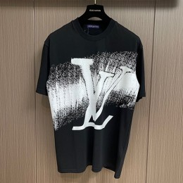 [홍콩명품.LOUIS VUITTON] 루이비통 23SS 로고 스프레이 프린트 반팔 티셔츠 (2컬러), BM7200, AGG, 온라인명품쇼핑몰,남자명품의류,인터넷쇼핑몰,해외직구