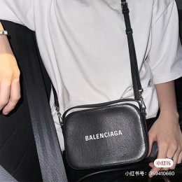 [홍콩명품.BALENCIAGA] 발렌시아가 24SS 로고 Everydayday 레더 가죽 미니 크로스백 (블랙), BGM2743, JASON, 홍콩명품가방,명품쇼핑몰,크로스백,핸드백,구매대행,무브타임