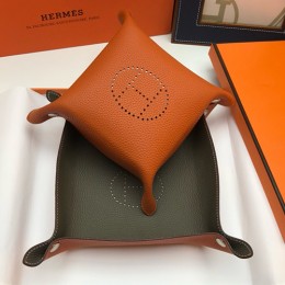 [홍콩명품.Hermes] 에르메스 24SS 로고 선물용 레더 가죽 인테리어 소품 수납판 2PCS (오렌지, S-22x22cm, L-25x25cm), ET2256, ZAKKA, 명품악세사리,팔찌,귀걸이,반지