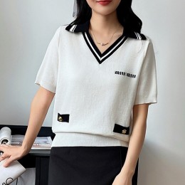 [홍콩명품,MIU MIU] 미우미우 24SS 로고 여성 카라 V넥 니트 반팔 티셔츠 (2컬러), BM15288, TBG, 홍콩명품의류,구매대행,온라인명품