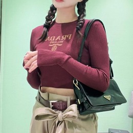 [홍콩명품,PRADA] 프라다 24SS 로고 여성 슬림핏 니트 스웨터 (레드), BM15289, TBG, 홍콩명품의류,구매대행,온라인명품