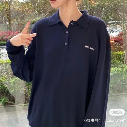 [홍콩명품,MIU MIU] 미우미우 24SS 로고 자수 카라 폴로 긴팔 티셔츠 (네이비), BM15411, L2, 홍콩명품의류,구매대행,온라인명품