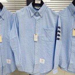 [홍콩명품.THOME BROWNE] 톰브라운 24SS 로고 4바 남방 셔츠 (스카이블루), BM15424, RED, 홍콩명품의류,구매대행,온라인명품