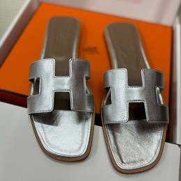 [홍콩명품.Hermes] 에르메스 24SS 로고 산토리니 샌들 슬리퍼 (실버), SE4043, H3, 명품스니커즈,운동화,구두,로퍼,하이탑,신발