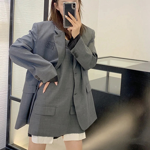[홍콩명품,MIU MIU] 미우미우 24SS 로고 여성 오버핏 정장 자켓 (그레이), BM15906, W3, 홍콩명품의류,구매대행,온라인명품