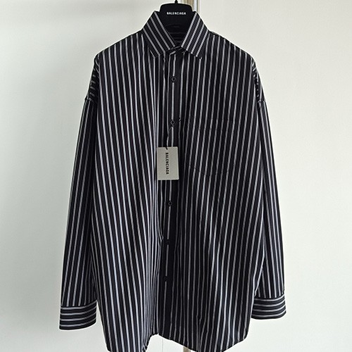 [홍콩명품.BALENCIAGA] 발렌시아가 25SS 로고 프린트 스트라이프 남방 셔츠 (블랙), BM19509, JU, 홍콩명품의류,구매대행,온라인명품