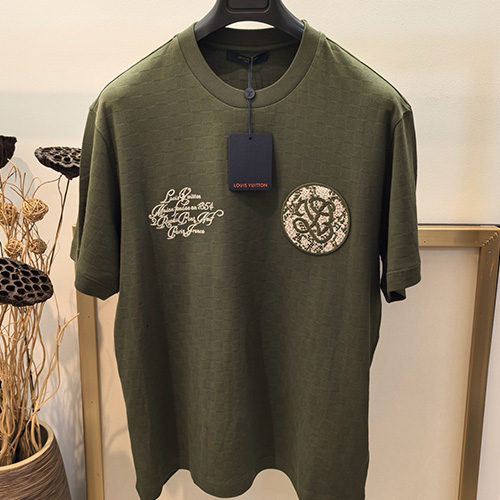 [홍콩명품.LOUIS VUITTON] 루이비통 25SS 로고 Snakoflage LV Cursive 반팔 티셔츠 (카키), BM19670, YS, 홍콩명품의류,구매대행,온라인명품