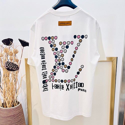 [홍콩명품.LOUIS VUITTON] 루이비통 25SS 로고 그래픽 프린트 반팔 티셔츠 (화이트), BM19689, YS, 홍콩명품의류,구매대행,온라인명품
