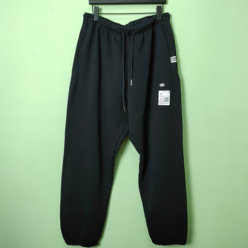 [Maison Mihara Yasuhiro] 메종미하라 야스히로 25SS 로고 조거 팬츠 바지 (블랙), BM19855, JL, 홍콩명품의류,구매대행,온라인명품