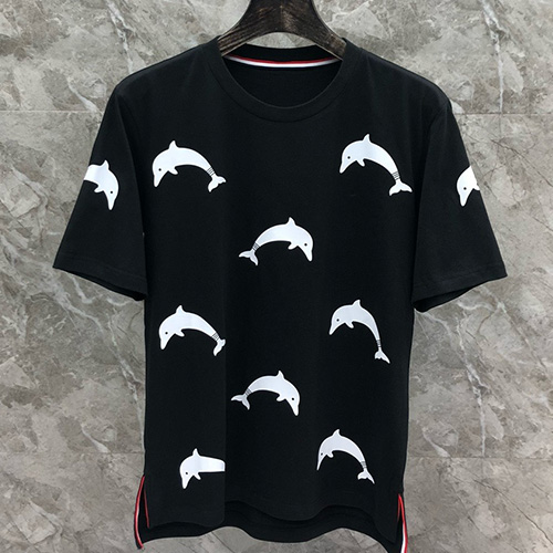 [홍콩명품.THOME BROWNE] 톰브라운 25SS 로고 그래픽 반팔 티셔츠 (4컬러), BM20176, TB1, 홍콩명품의류,구매대행,온라인명품