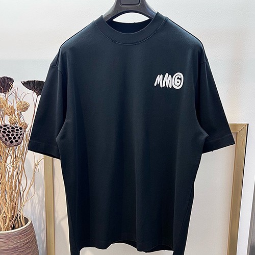 [홍콩명품.Maison Margiela] 메종마르지엘라 25SS 로고 그래픽 프린트 반팔 티셔츠 (2컬러), BM20236, YS, 홍콩명품의류,구매대행,온라인명품