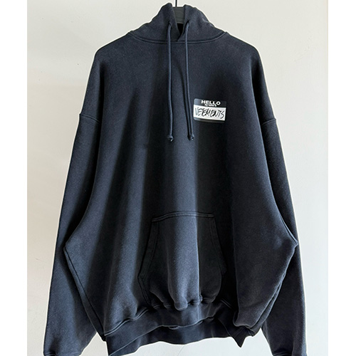 [홍콩명품.VETEMENTS] 베트멍 25SS 로고 그래픽 프린트 후드 티셔츠 (블랙), BM20654, VT, 홍콩명품의류,구매대행,온라인명품