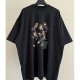 [홍콩명품.VETEMENTS] 베트멍 25SS 로고 그래픽 프린트 반팔 티셔츠 (블랙), BM20659, VT, 홍콩명품의류,구매대행,온라인명품