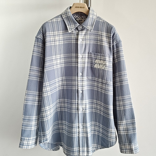 [홍콩명품,MIU MIU] 미우미우 25SS 로고 체크패턴 울 남방 셔츠 (스카이블루), BM20697, JU, 홍콩명품의류,구매대행,온라인명품