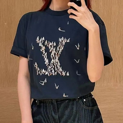 [홍콩명품.LOUIS VUITTON] 루이비통 25SS 로고 그래픽 자수 반팔 티셔츠 (네이비), BM20707, KB, 홍콩명품의류,구매대행,온라인명품