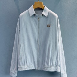 [명품레플리카,MIU MIU] 미우미우 25SS 로고 자수 여성 스트라이프 카라 집업 자켓 (스카이블루), BM20874, 13C, 홍콩명품의류,구매대행,온라인명품