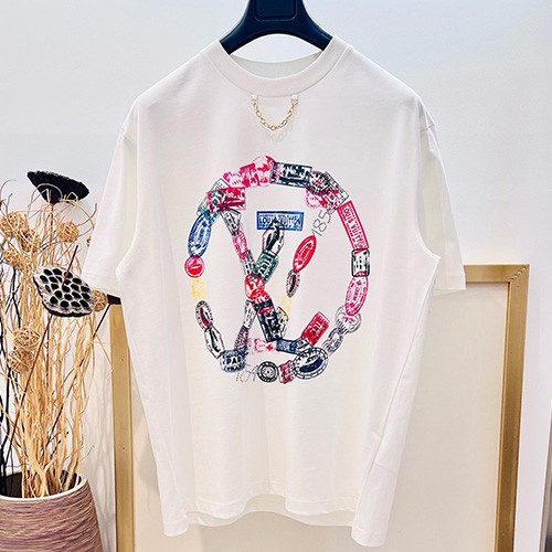 [홍콩명품.LOUIS VUITTON] 루이비통 25SS 로고 그래픽 프린트 반팔 티셔츠 (화이트), BM20967, YS, 홍콩명품의류,구매대행,온라인명품