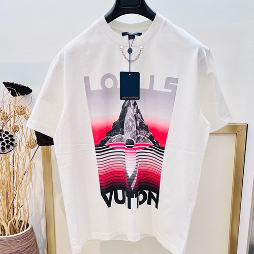[홍콩명품.LOUIS VUITTON] 루이비통 25SS 로고 그래픽 프린트 반팔 티셔츠 (화이트), BM20970, YS, 홍콩명품의류,구매대행,온라인명품