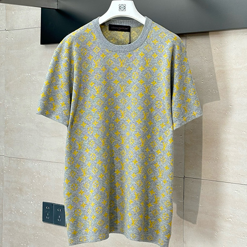 [홍콩명품.LOUIS VUITTON] 루이비통 25SS 로고 모노그램 니트 반팔 티셔츠 (그레이), BM21265, JU, 홍콩명품의류,구매대행,온라인명품