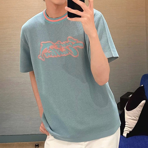 [홍콩명품.LOUIS VUITTON] 루이비통 25SS 로고 그래픽 니트 반팔 티셔츠 (스카이블루), BM21444, JU, 명품레플리카,미러급,온라인쇼핑몰사이트