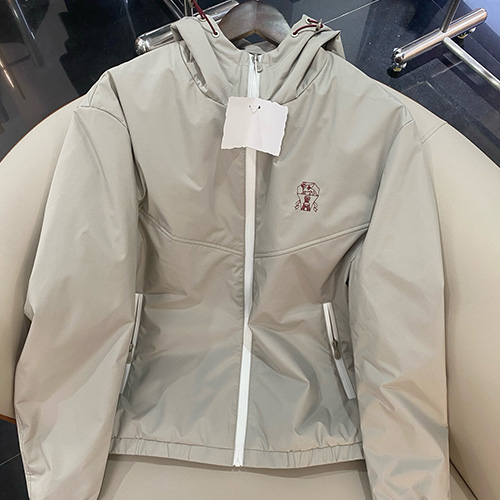 [홍콩명품.Brunello Cucinelli ] 브루넬로 쿠치넬리 25SS 로고 후드 바람막이 자켓 (베이지), BM21455, JU, 명품레플리카,미러급,온라인쇼핑몰사이트