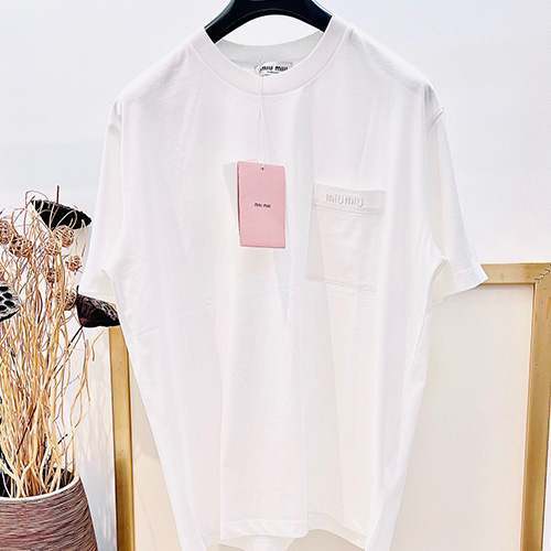 [홍콩명품,MIU MIU] 미우미우 25SS 로고 자수 반팔 티셔츠 (2컬러), BM21505, YS, 명품레플리카,미러급,온라인쇼핑몰사이트