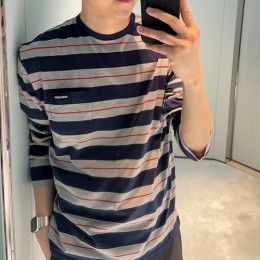 [홍콩명품,MIU MIU] 미우미우 25SS 로고 스트라이프 반팔 티셔츠 (네이비-그레이), BM21507, JL, 명품레플리카,미러급,온라인쇼핑몰사이트