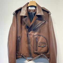 [홍콩명품.LOEWE] 로에베 25SS 로고 레더 가죽 카라 자켓 (브라운), BM21542, JL, 명품레플리카,미러급,온라인쇼핑몰사이트
