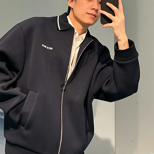 [홍콩명품,MIU MIU] 미우미우 25SS 로고 자수 카라 집업 봄버 자켓 (네이비), BM21547, JL, 명품레플리카,미러급,온라인쇼핑몰사이트