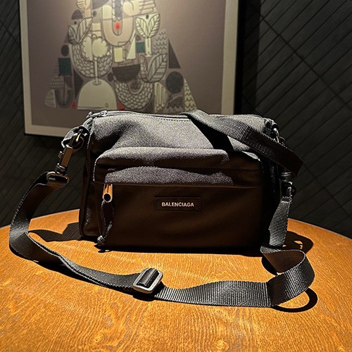 [홍콩명품.BALENCIAGA] 발렌시아가 25SS 로고 Explorer 크로스백, BGM4976, BUBU, 홍콩명품가방,명품쇼핑몰,크로스백,핸드백,구매대행