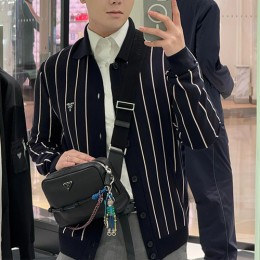 [가격문의][홍콩명품,PRADA] 프라다 25SS 로고 자수 스트라이프 카라 니트 가디건 (네이비), BM21678, KK, 홍콩명품가방,명품쇼핑몰,크로스백,핸드백,구매대행