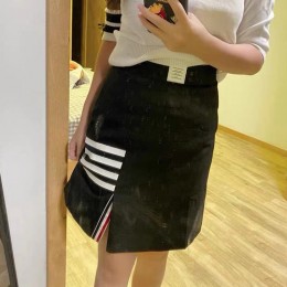 [홍콩명품.THOME BROWNE] 톰브라운 25SS 로고 여성 4바 미니 스커트 (2컬러), BM21724, TB1, 레플리카의류,미러급사이트