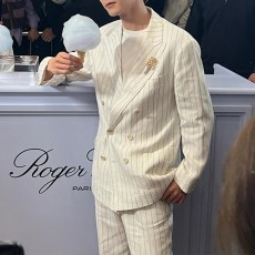[가격문의][홍콩명품.BOTTEGA VENETA] 보테가베네타 25SS 로고 브로치 스트라이프 정장 수트 상하의 세트 (화이트), BM21750, SAM, 레플리카의류,미러급사이트