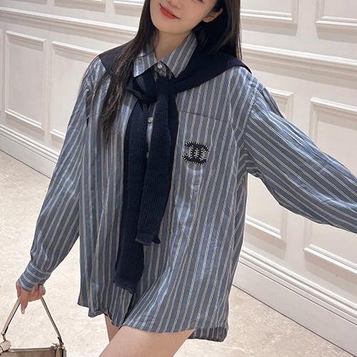 [홍콩명품.CHANEL] 샤넬 25SS 로고 여성 스트라이프 남방 셔츠 (블루), BM21762, COCO, 레플리카의류,미러급사이트