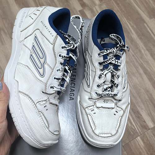 [홍콩명품.BALENCIAGA] 발렌시아가 25SS 로고 HAMPTONS WORN-OUT 스니커즈 운동화 (2컬러), SE5395, ALW, 명품스니커즈,운동화,구두,로퍼,하이탑,신발