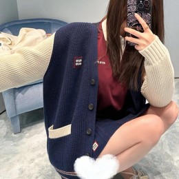 [홍콩명품,MIU MIU] 미우미우 25SS 로고 여성 V넥 니트 가디건 (네이비), BM21920, KB, 레플리카의류,미러급사이트