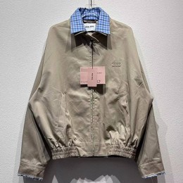 [가격문의][홍콩명품,MIU MIU] 미우미우 25SS 로고 자수 카라 봄버 자켓 (베이지), BM22012, KB, 레플리카의류,미러급사이트