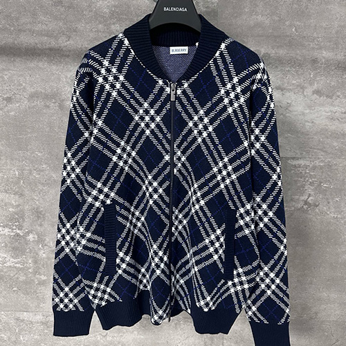[홍콩명품.Burberry] 버버리 25SS 로고 체크패턴 니트 봄버 자켓 (네이비), BM22208, KK, 레플리카의류,미러급사이트