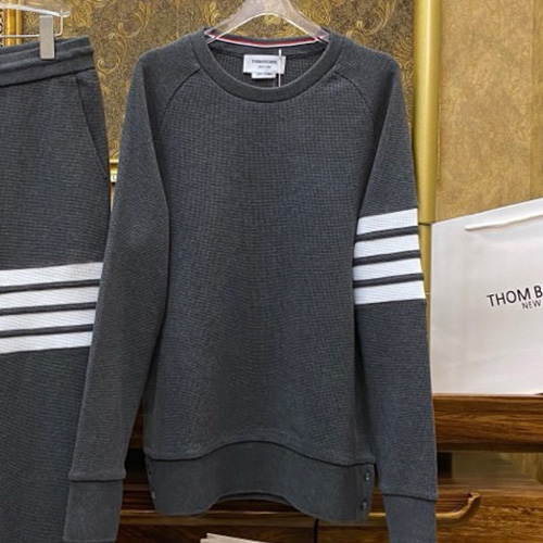 [홍콩명품.THOME BROWNE] 톰브라운 25SS 로고 4바 니트 스웨터 (그레이), BM22213, S1F, 레플리카의류,미러급사이트