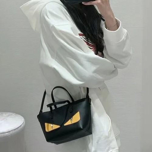[홍콩명품,FENDI] 펜디 25SS 로고 MINI ROLL 토트백 핸드백 (블랙), BGM5192, BDA, 홍콩명품가방,명품쇼핑몰,크로스백,핸드백,구매대행