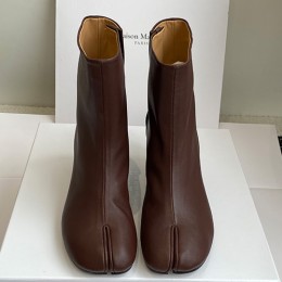 [홍콩명품.Maison Margiela] 메종마르지엘라 25SS 로고 여성 레더 가죽 굽 부츠 (브라운), SE5561, GHS, 명품스니커즈,운동화,구두,로퍼,하이탑,신발