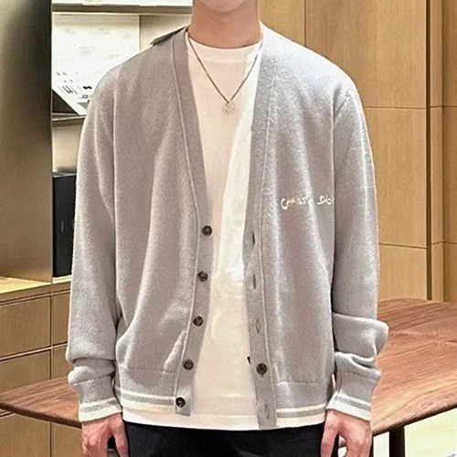 [홍콩명품,Christian Dior] 디올 25SS 로고 자수 V넥 니트 가디건 (그레이), BM22769, S1F, 레플리카의류,미러급사이트