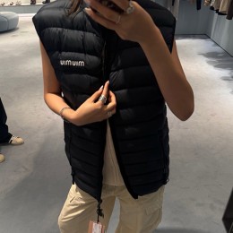 [홍콩명품,MIU MIU] 미우미우 25SS 로고 초경량 다운 패딩 조끼 베스트 (2컬러), BM22964, KB, 레플리카의류,미러급사이트