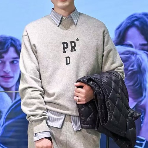 [홍콩명품,PRADA] 프라다 25SS 로고 프린트 맨투맨 티셔츠 (그레이), BM22967, KB, 레플리카의류,미러급사이트
