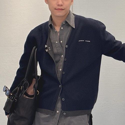 [홍콩명품,MIU MIU] 미우미우 25SS 로고 V넥 니트 가디건 (2컬러), BM22975, KB, 레플리카의류,미러급사이트
