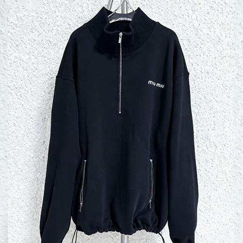 [홍콩명품,MIU MIU] 미우미우 25SS 로고 자수 터틀넥 하프지퍼 맨투맨 티셔츠 (블랙), BM23029, X2, 레플리카의류,미러급사이트