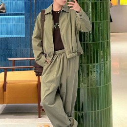 [홍콩명품.LOEWE] 로에베 25SS 로고 자수 카라 봄버 자켓 + 오버핏 팬츠 바지 상하의 세트 (카키), BM23119, JL, 레플리카의류,미러급사이트