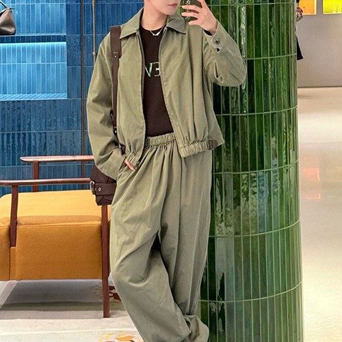 [홍콩명품.LOEWE] 로에베 25SS 로고 자수 카라 봄버 자켓 + 오버핏 팬츠 바지 상하의 세트 (카키), BM23119, JL, 레플리카의류,미러급사이트