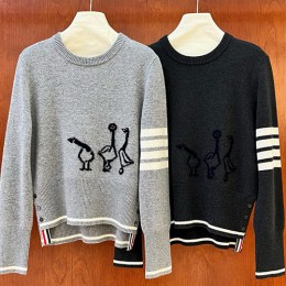 [홍콩명품.THOME BROWNE] 톰브라운 25SS 로고 여성 4바 니트 스웨터 (2컬러), BM23224, KSM, 레플리카의류,미러급사이트